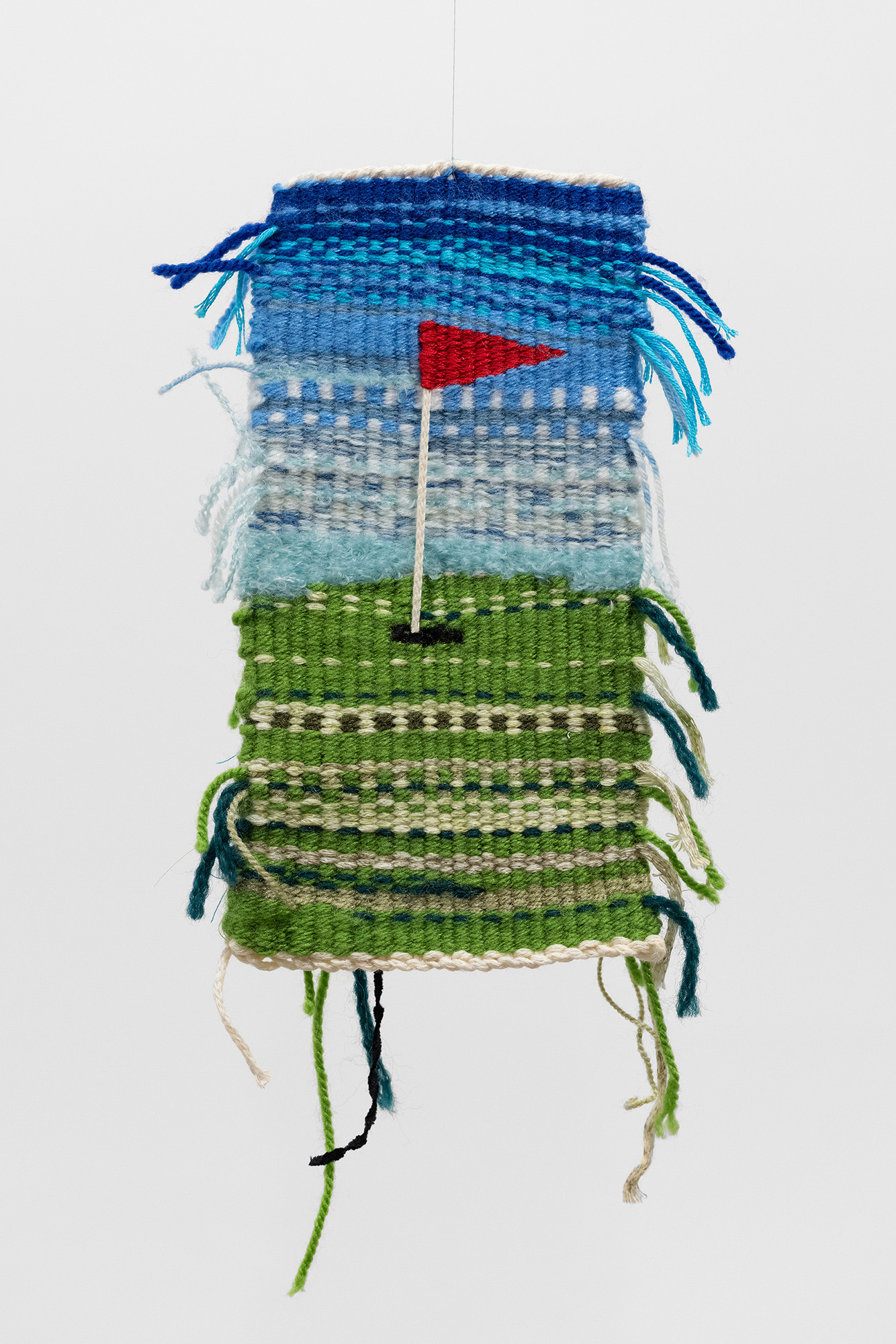 Red Flag, 2022, cotton, polyacrylic, wool, 20x15cm 📸 Bruno Lopes